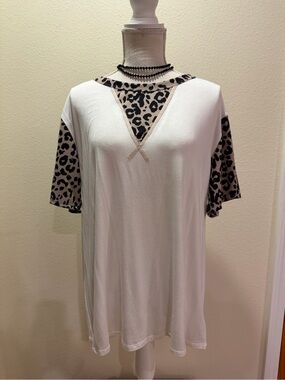 NWT BLUE BUTTERCUP Leopard Trim White Women's Short Sleeve Top